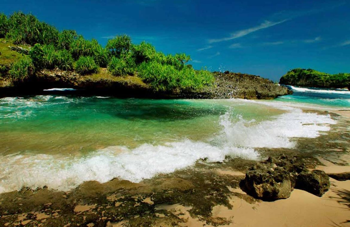 Menyapa Laut Selatan Dari Pantai Srau Pacitan