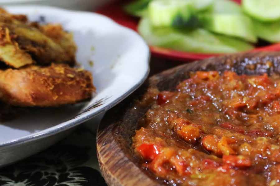 Sajian sambal pedas menemani ayam goreng garing yang lezat (foto: Fahrizal Saugi | unsplash)