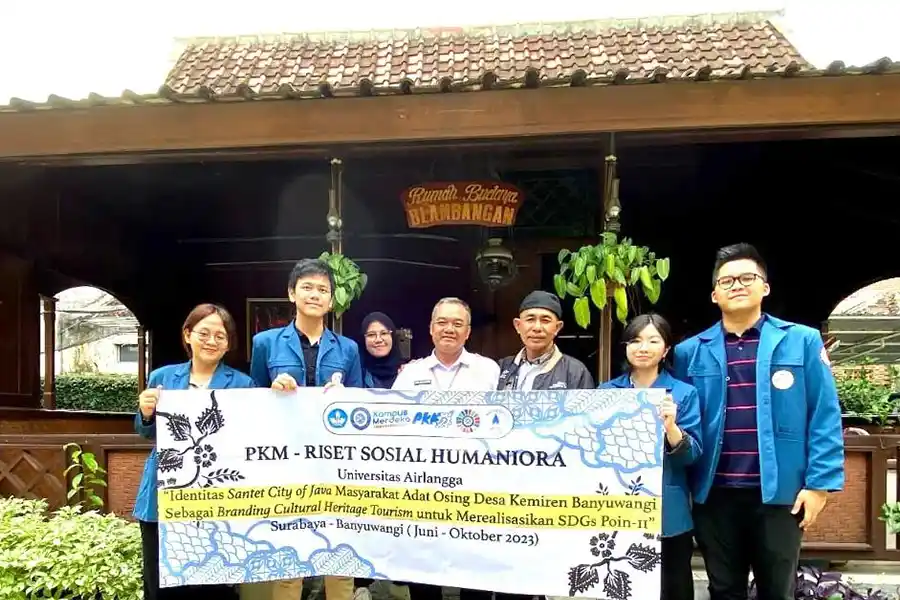 Sejumlah Mahasiswa Hubungan Internasional Unair saat mengunjungi Desa Wisata Adat Osing Desa Kemiren Banyuwangi