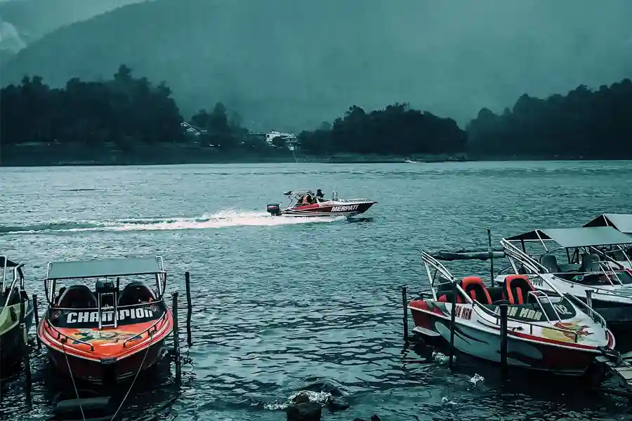 Telaga Sarangan di Magetan (foto: Ikhsan Baihaqi, unsplash)