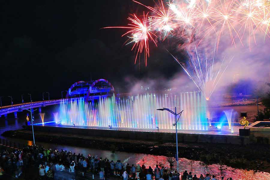 Malam keakraban Munas VII APEKSI di Surabaya meriah dengan Pesona Laser Air Mancur dan promosi wisata Kenjeran kepada 98 wali kota se-Indonesia.