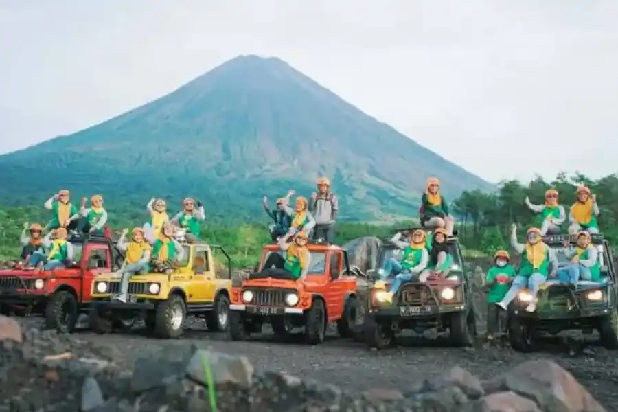Lavatur Semeru, Ikon Wisata Baru yang Gerakkan Ekonomi Pronojiwo Lavatur Semeru di Pronojiwo kini menjadi destinasi wisata unggulan dengan jeep adventure yang sukses menggerakkan ekonomi masyarakat setempat.