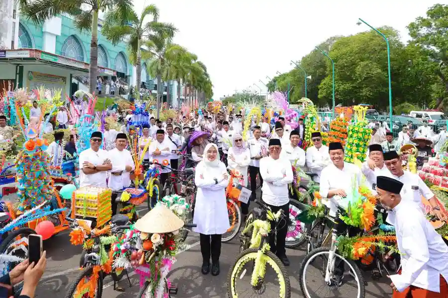 Tradisi Endog-Endogan Meriahkan Muludan Bumi Blambangan di Banyuwangi Tradisi endog-endogan kembali meriahkan Muludan Bumi Blambangan Banyuwangi. Ribuan telur hias dibagikan sebagai simbol gotong royong dan kerukunan.