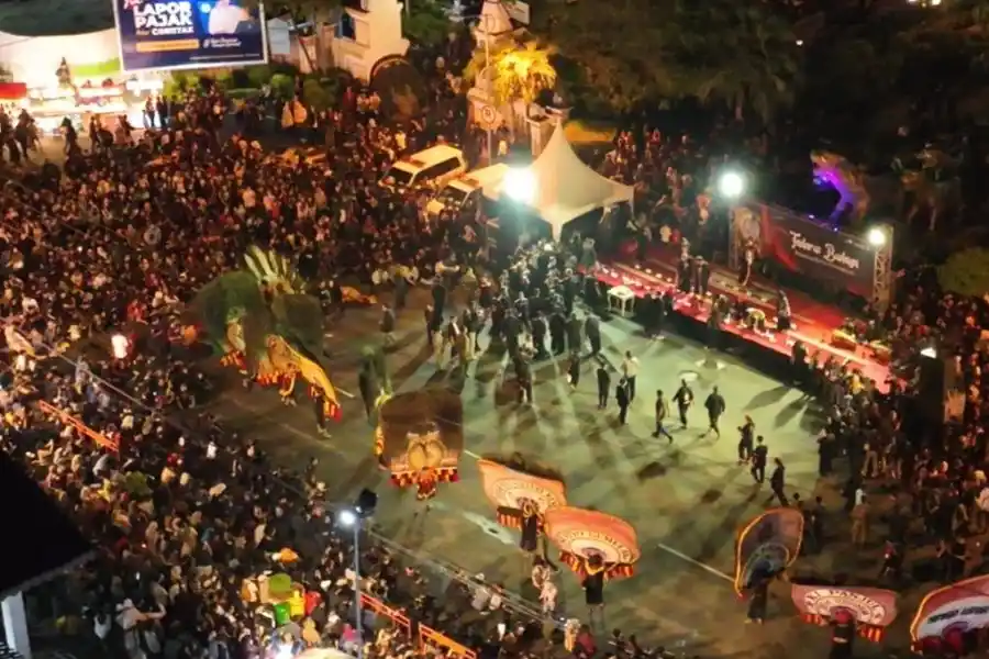 Tadarus Budaya Ponorogo: Reog Kolosal Ramaikan Ramadan, Rayakan Status Warisan Budaya Dunia UNESCO Tadarus Budaya di Ponorogo tampilkan reog kolosal saat Ramadan, menandai Reog Ponorogo sebagai Warisan Budaya Takbenda UNESCO sejak 2024.