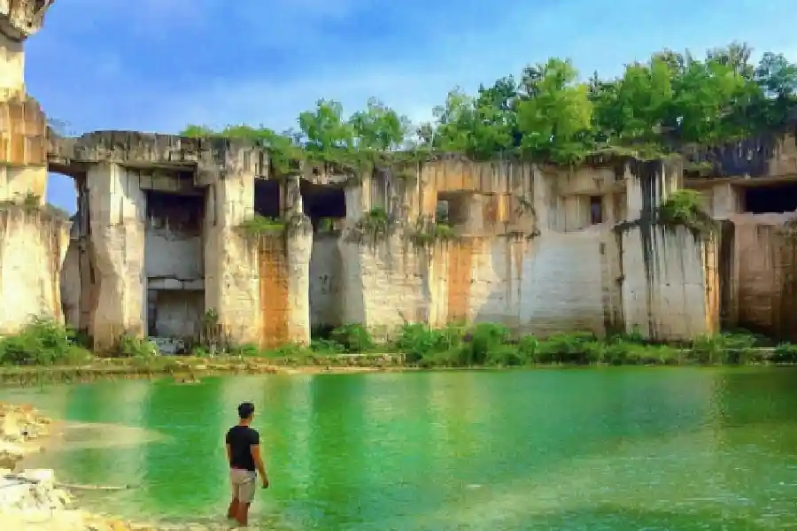 Telaga Sadang Lamongan, Bekas Tambang Kapur yang Disulap Jadi Wisata Eksotis Mirip Bukit Jaddih Telaga Sadang di Lamongan menawarkan panorama danau hijau dan tebing kapur eksotis, destinasi wisata unik bekas tambang batu kapur.