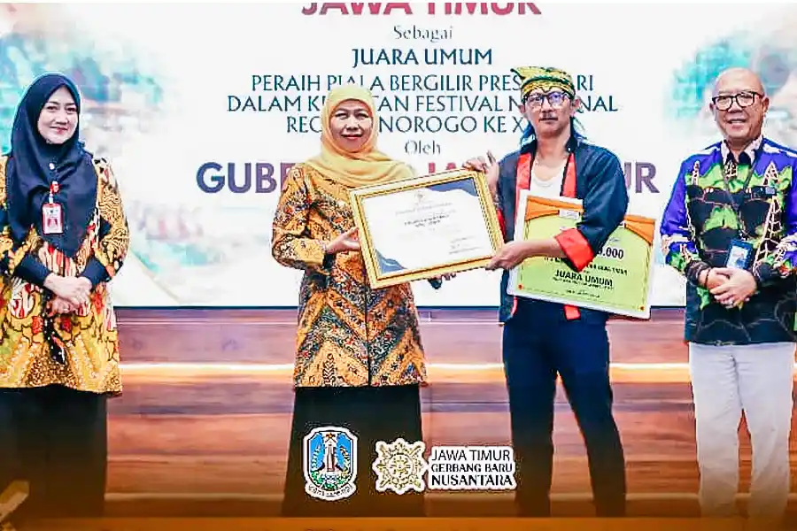 Gubernur Khofifah memberikan apresiasi kepada Tim Reog Kyai Lodra yang menjadi juara umum Festival Nasional Reog Ponorogo XXXI.